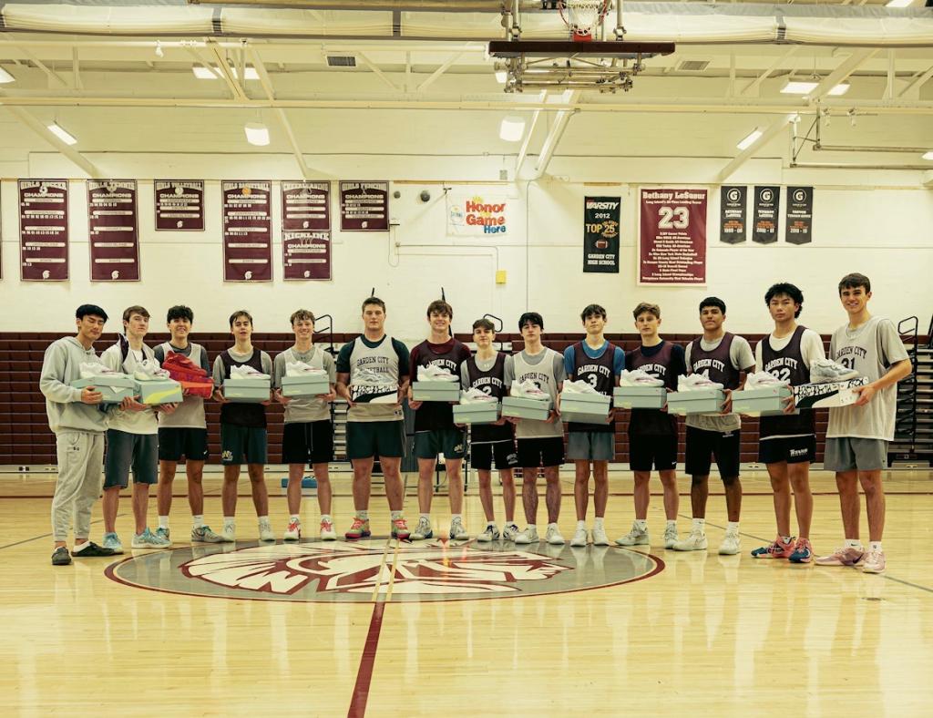 New York Knicks guard Tyler Kolek donates sneakers to Garden City boys basketball team